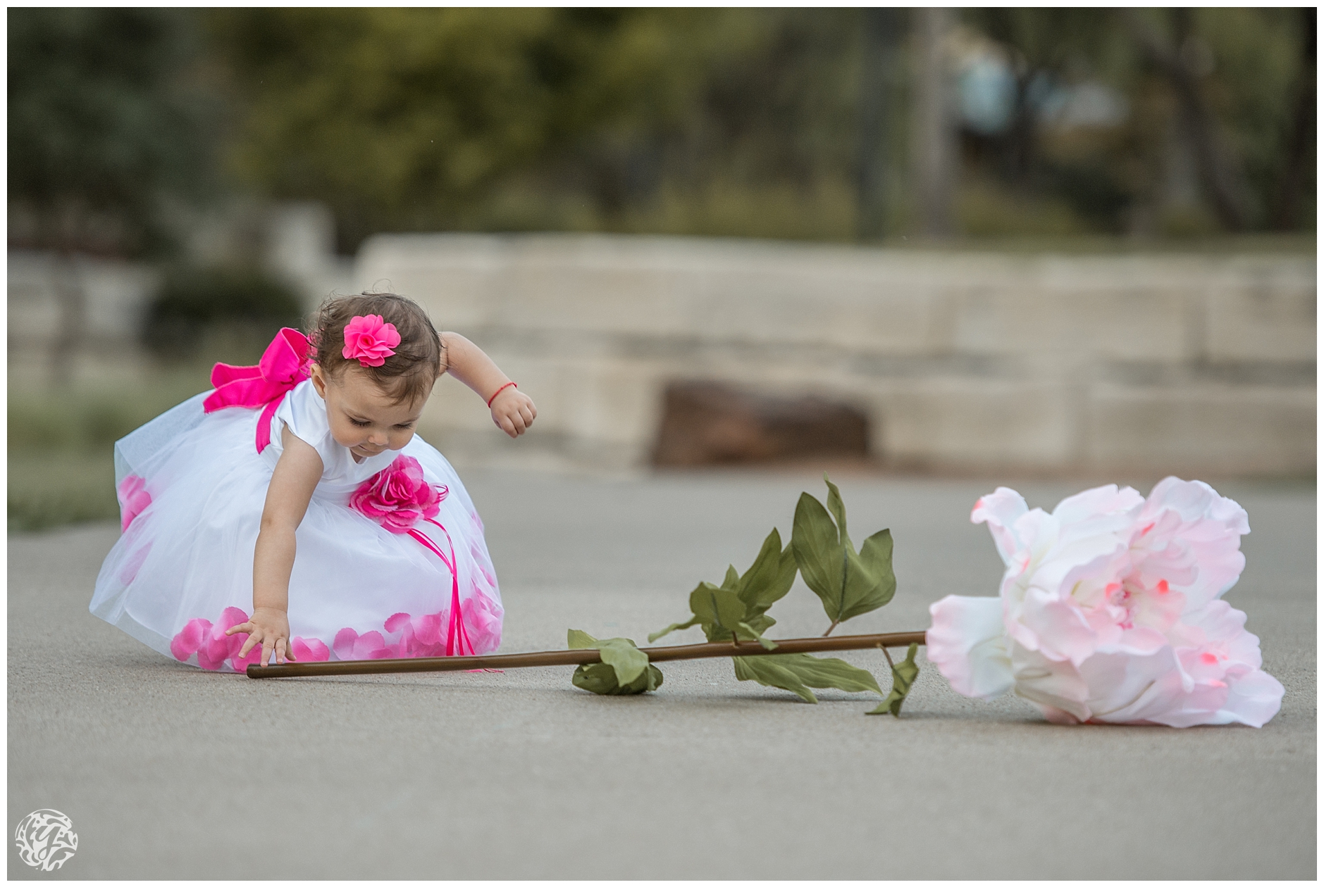 1 year photo session - girl with flower-7842.jpg