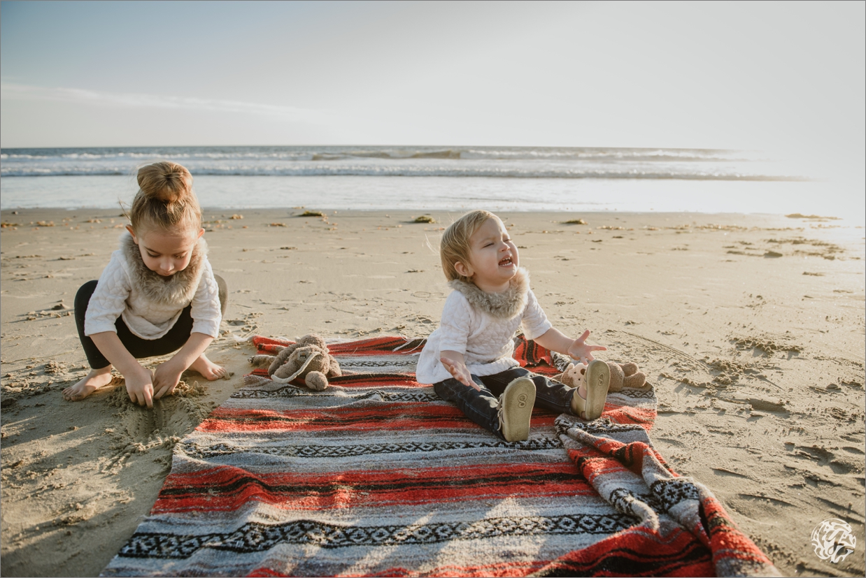 funny photo of baby sisters on the beach - Yana's Photos - Malibu Beach Photographer .jpg